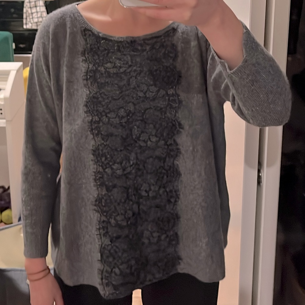 Cashmere sweater w lace detail